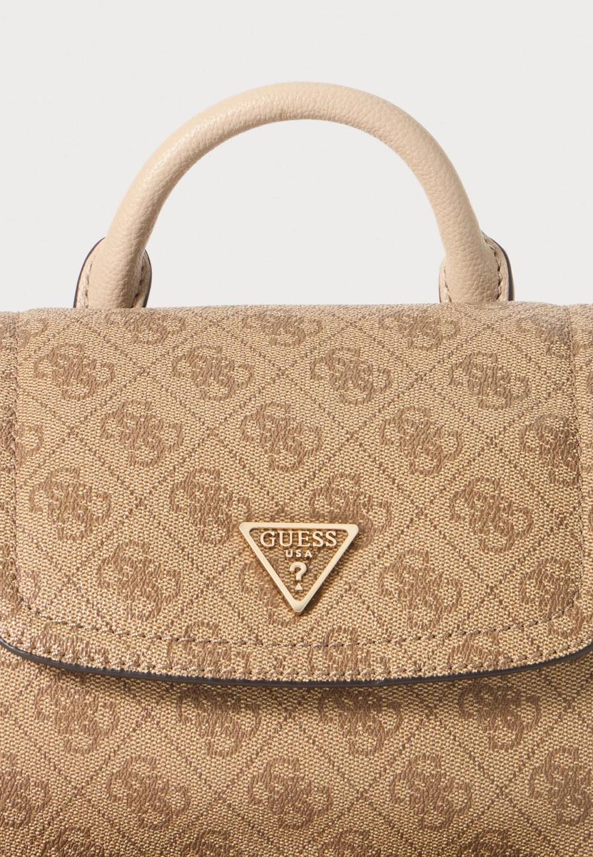 GUESS ZAINO MANHATTAN II FLAP BACKPACK LATTE LOGO GUESS ZAINO MANHATTAN II FLAP BACKPACK LATTE LOGO 4