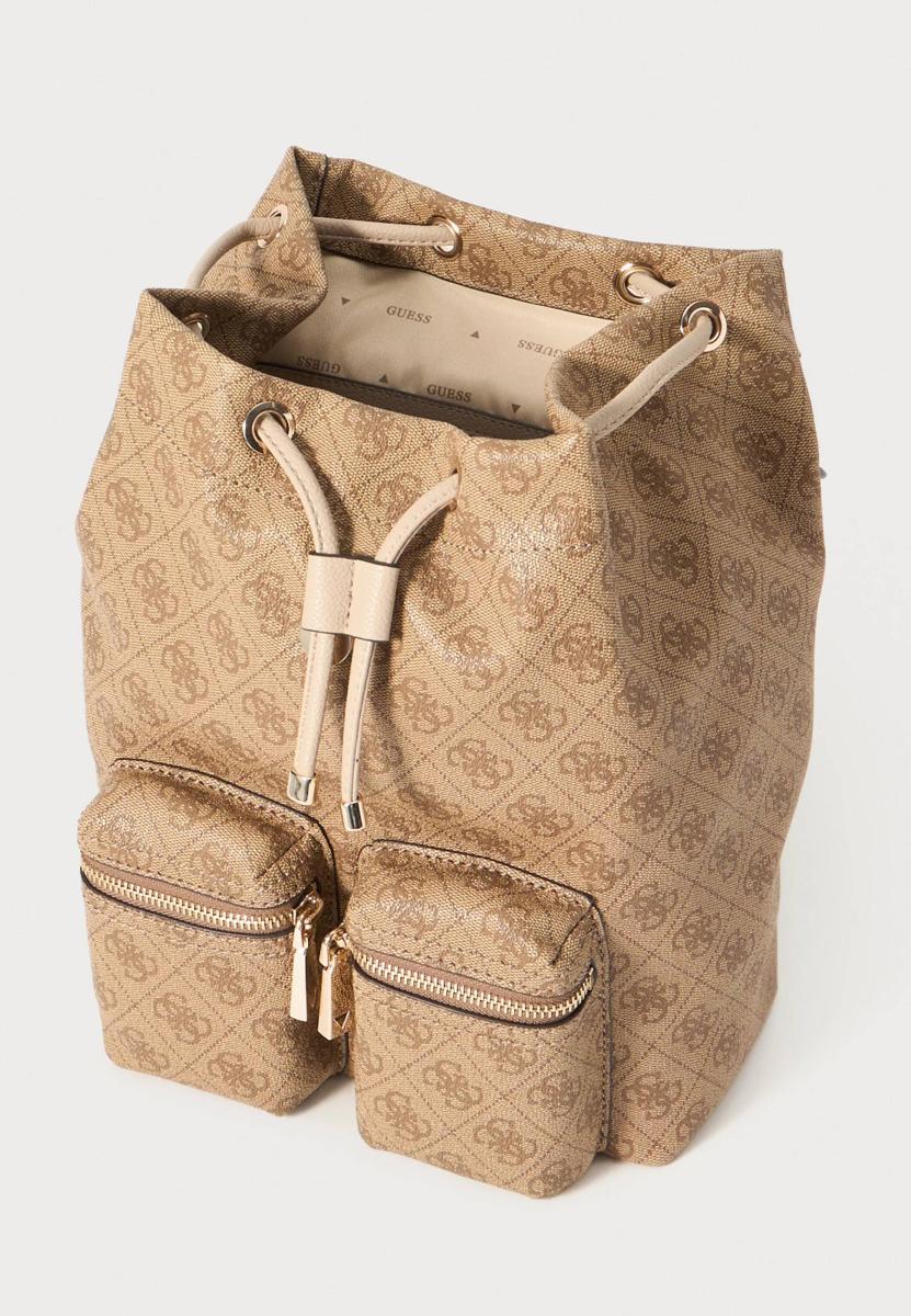 GUESS ZAINO MANHATTAN II FLAP BACKPACK LATTE LOGO GUESS ZAINO MANHATTAN II FLAP BACKPACK LATTE LOGO 3